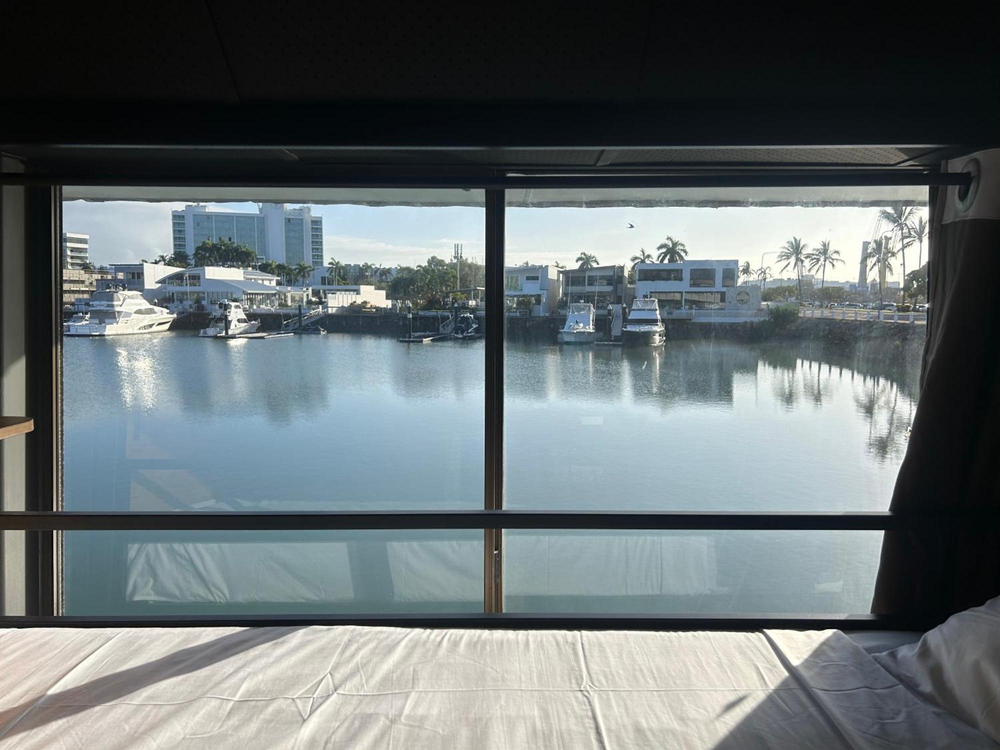 The Pier Pods On The Water- 50M From Townsville Bus Terminal And Ferry Terminal- Passport Id Requried Exterior photo