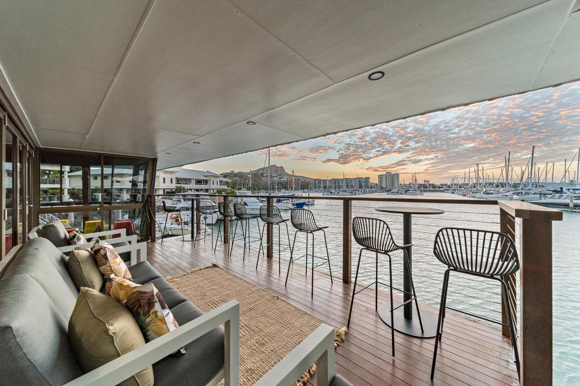 The Pier Pods On The Water- 50M From Townsville Bus Terminal And Ferry Terminal- Passport Id Requried Exterior photo