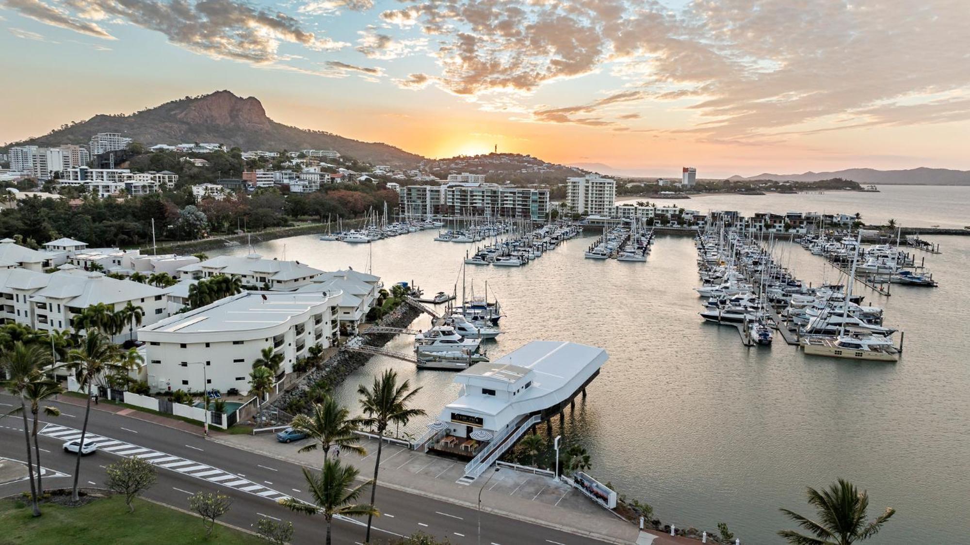 The Pier Pods On The Water- 50M From Townsville Bus Terminal And Ferry Terminal- Passport Id Requried Exterior photo
