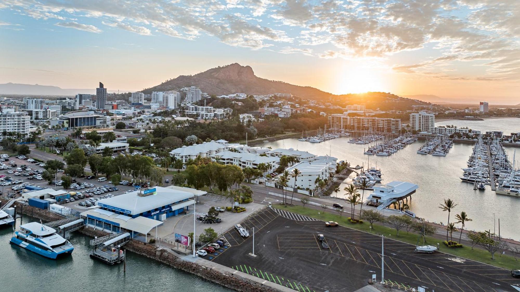 The Pier Pods On The Water- 50M From Townsville Bus Terminal And Ferry Terminal- Passport Id Requried Exterior photo