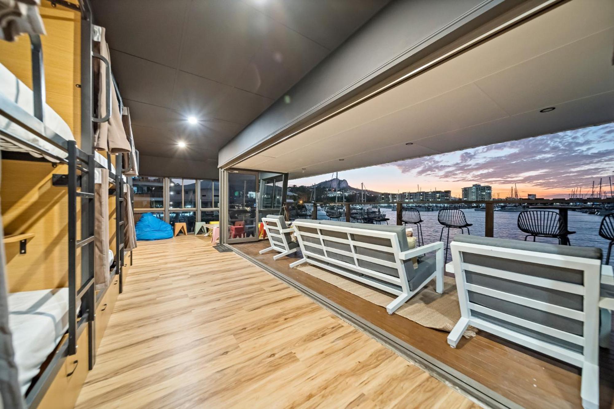 The Pier Pods On The Water- 50M From Townsville Bus Terminal And Ferry Terminal- Passport Id Requried Exterior photo